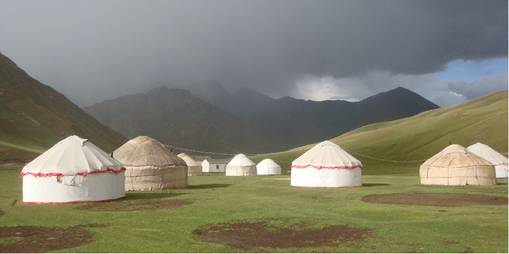 Tash-Rabat-Naryn-zijderoute-ger-yurt-Kirgizië
