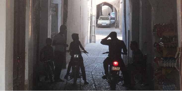 Yazd-lemen-stad-steeg-scooter-brommer-auto-smal-straatleven-Iran