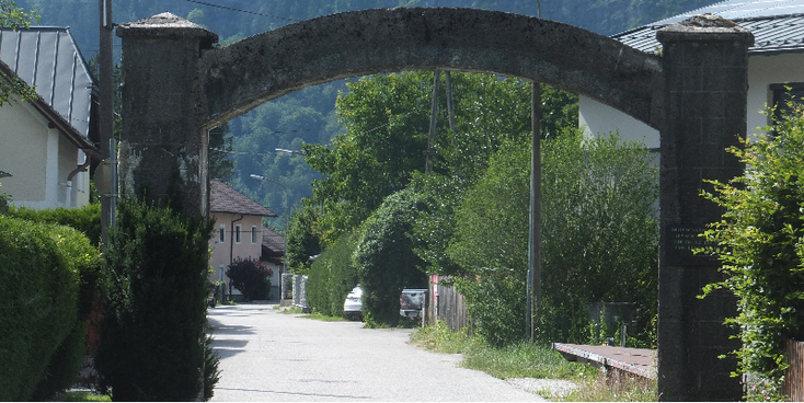 Ebensee-concentratiekamp-WW2-nazi-ingang-poort-woonwijk-Oostenrijk