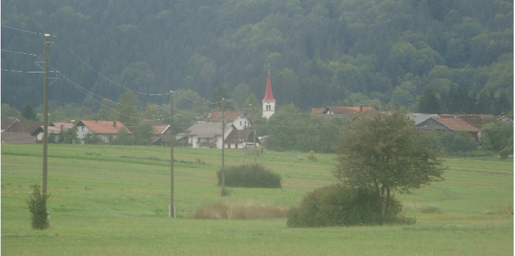 Kozanisce-kerktoren-rood-weiland-Slovenië