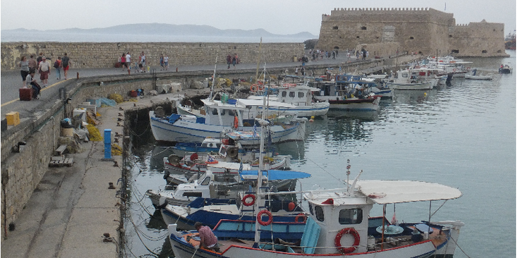 Heraklion-fort-Rocca-al-Mare-Kreta-hoofdstad-Griekenland-haven-boten