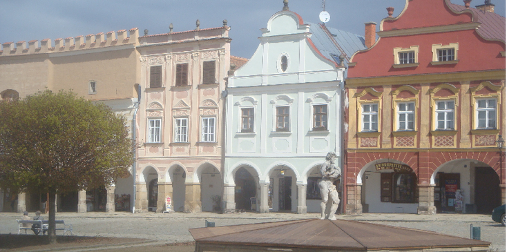 Telc-Namesti-Zachariase-Z-Hradce-driehoeks-plein-Tsjechie-gekleurde-koopmanshuizen