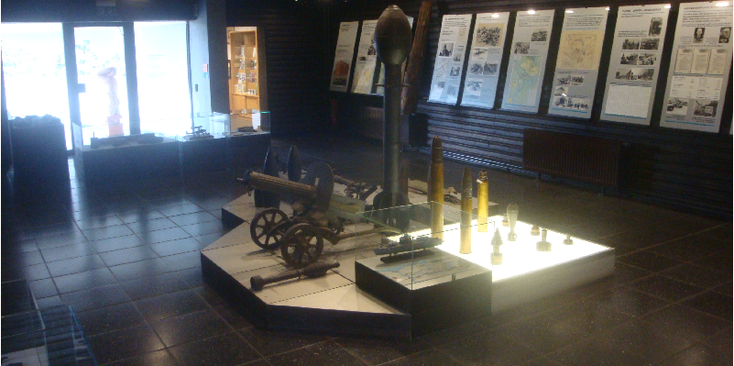 Seelowe-Hohen-museum-vitrine-oorlogs-spullen-uniformen-wapens-Duitsland