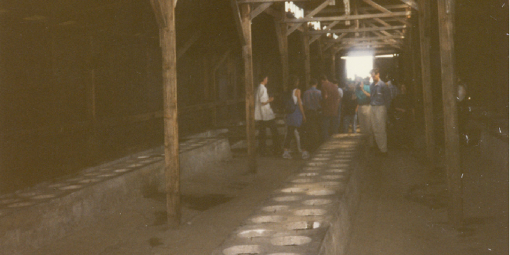 Birkenau-Auschwitz-wc-pot-barak-concentratiekamp-Oswiecim-Polen