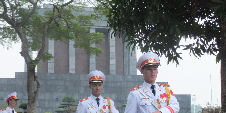 Ho-Chi-Minh-complex-mausoleum-Hanoi-Vietnam-witte-pakken-uniform