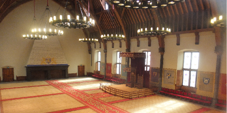 Ridderzaal-Binnenhof-Den-Haag-troon-kroonluchters-Gravenhage-Nederland