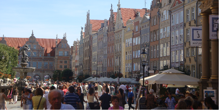 Dlugi-Targ-grote-markt-Nederlandse-Vlaamse-architectuur-gekleurde-huizen-kerk-Gdanks-Polen
