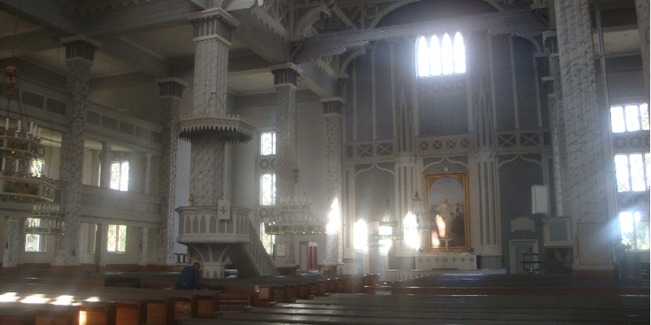 Kerimaki-kerk-houten-stoelen-altaar-Finland