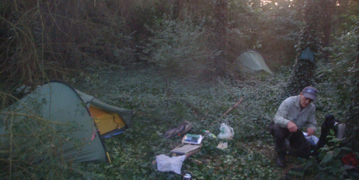 Mannisieux-Lyon-bos-begraafplaats-wildkamperen-tent-Frankrijk