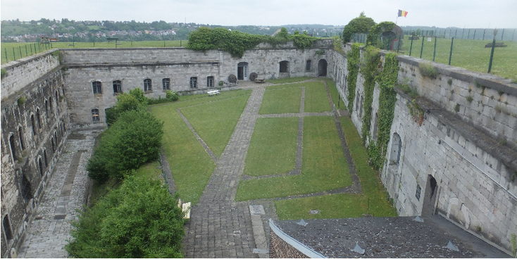Hoei-Huy-fort-Voie-Maas-rivier-binnenplaats-België