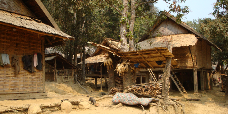Mong-Ngoi-Neua-dorp-rieten-hut-Laos