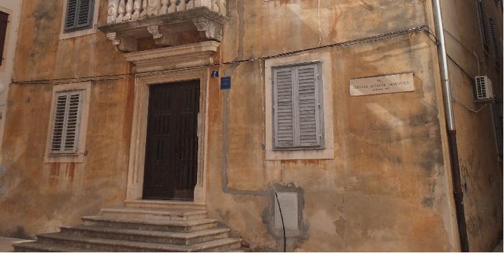 Zadar-huis-trap-luiken-Kroatië