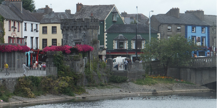 Kilkenny-gekleurde-huizen-straatleven-Ierland-brug-rivier