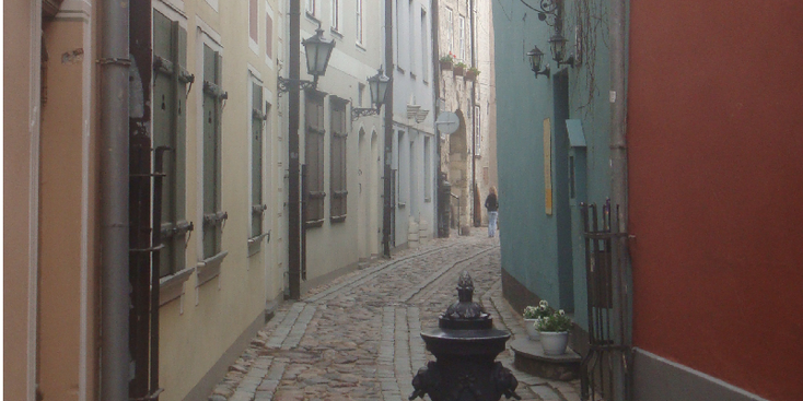 Riga-smalle-steeg-straatleven-oude-gebouwen-Letland