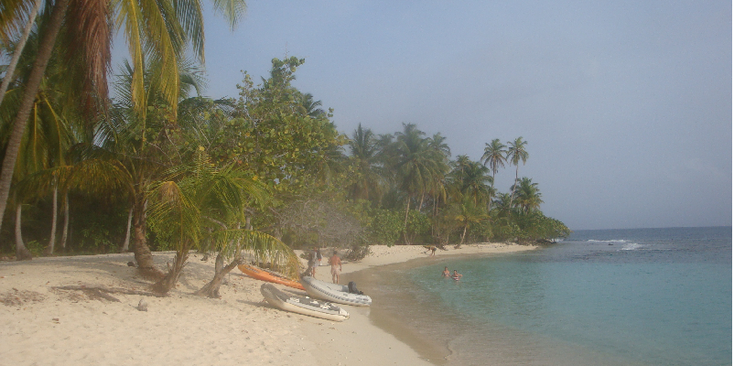 San-Blas-eilanden-Panama-palmbomen-azuurblauw-strand-zand