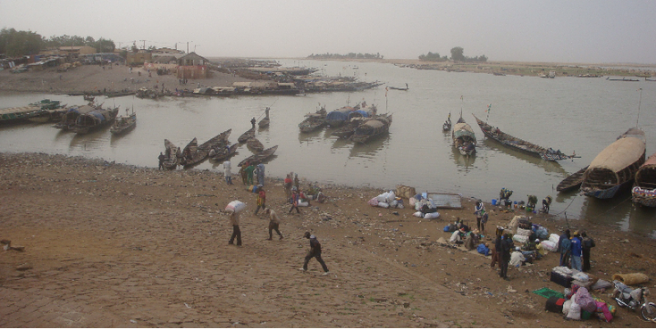 Mopti-rivier-boot-oever-haven-Mali