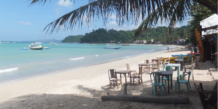 El-Nido-Bacuit-Archipel-strand-strandstoelen-restaurant-palmboom-zee-Palawan-Filipijnen