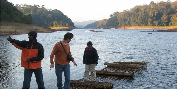 Periya-nationaal-park-Kumily-India-rivier-meer-jungle-vlot