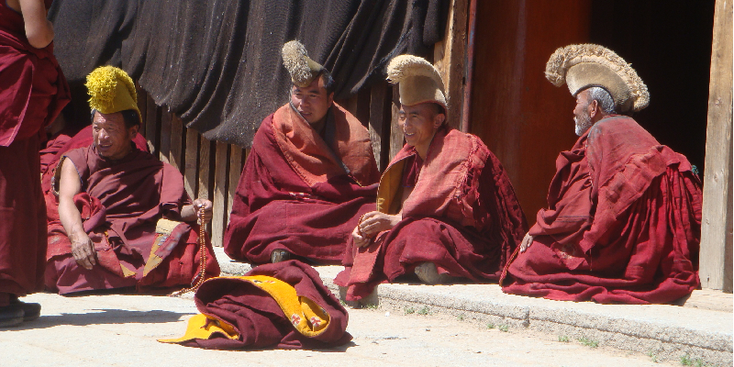 Langmusi-China-Tibet-monniken-gele-mutsen-klooster