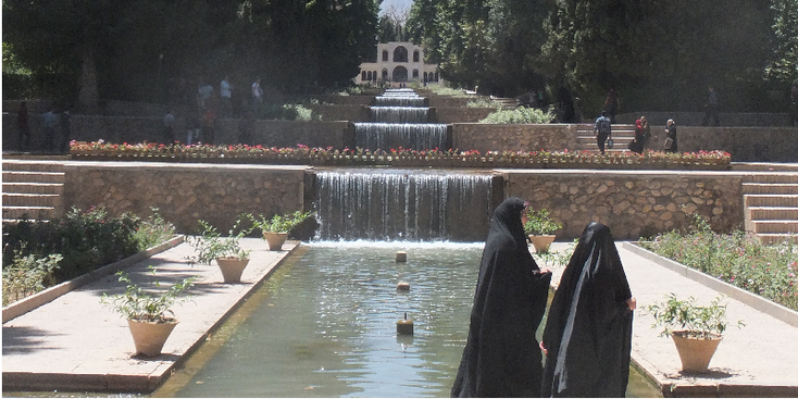 Bagh-e-Shahzde-tuinen-paleis-Iran-chador-waterval