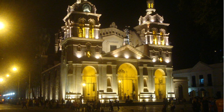 Cordoba-kathedraal-Plaza-San-Martin-verlicht-Argentinië 