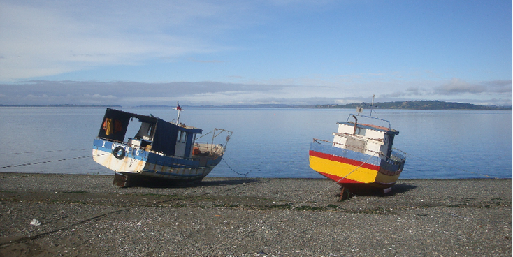 Tenaun-Chiloe-boten-op-oever-kust-Chili