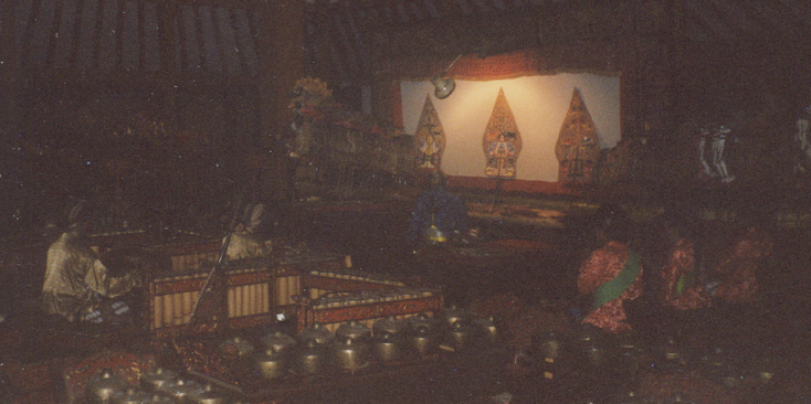 Yoghakarta-Museum-Sonobudoyo-leren-poppen-puppet-shadow-play-spel-voorstelling-Java-Indonesië