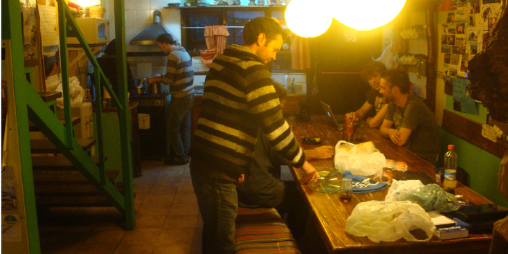 Patagonia-Pais-hostel-Ushuaia-gezamenlijke-keuken-tafel-Argentinië