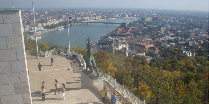 Citadel-plateau-beeld-monument-uitzicht-Boedapest-Donau-rivier-brug-Hongarije