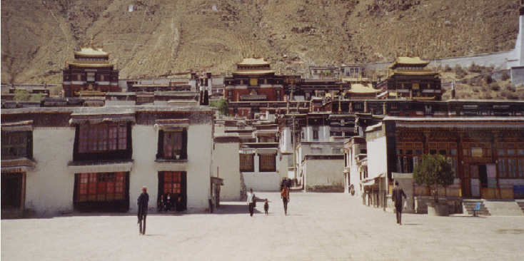 Shigatse-Tashilhuapo-monastery-klooster-Tibet-China