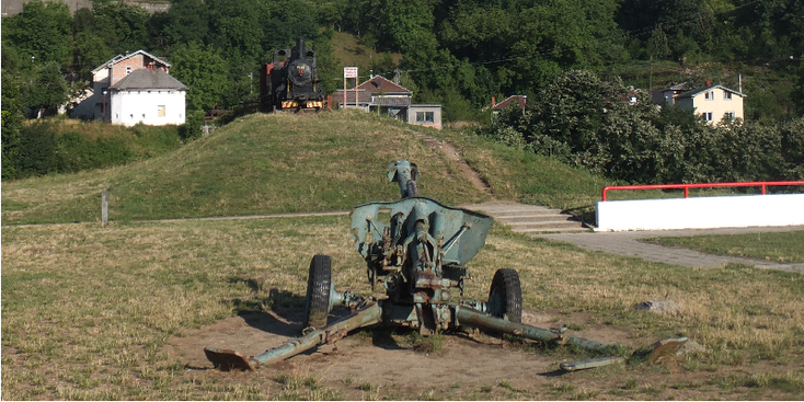 Jablanica-locomotief-kanon-artillerie-Slag-bij-Neretva-museum-Bosnië-Herzegovina