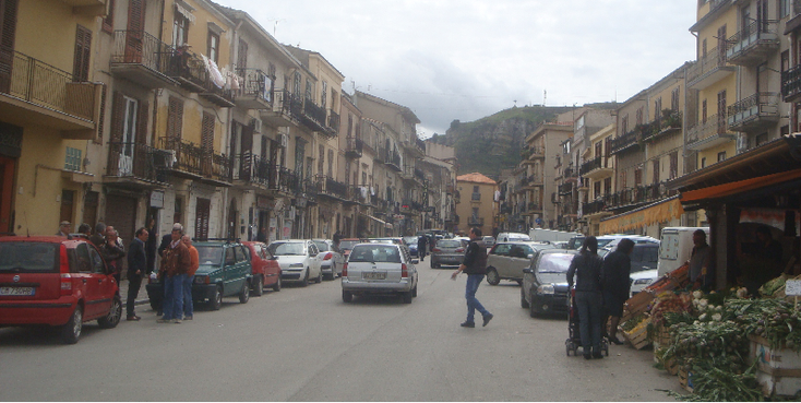 De hoofdstraat van het dorp "Corleone" op Sicilië. 