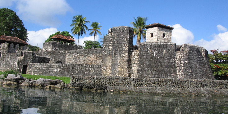 El-Castillo-de-San-Felipe-Guatemala-Rio-Dulce-kasteel-fort-Spaans-piraten