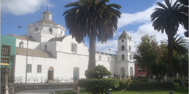 Latacunga-kathedraal-Katholiek-palmboom-Ecuador