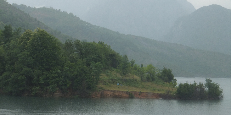 Koman-meer-Albanië-mist-nauwe-kliffen-doorgang-smal