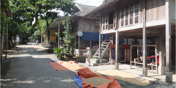 Mai-Chau-Pom-Choong-houten-huizen-op-palen-bergen-bos-rijstveld-Vietnam