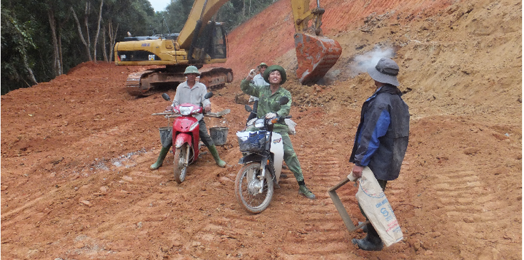 Muong-Phang-zand-cement-scooter-Vietnam