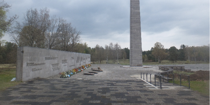 Bergen-Belsen-concentratiekamp-nazi-WW2-stenen-monument-herdenking-zuil-Duitsland