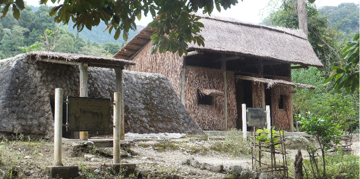 Tham-Quan-di-Tich-So-Chi-Huy-Chien-Dich-Dien-Bien-Phu-Muong-Phang-hoofdkwartier-Giap-rieten-hut-Vietnam