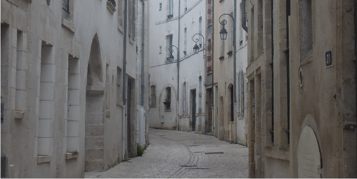 Orleans-steeg-straatje-smal-lantaarns-Frankrijk