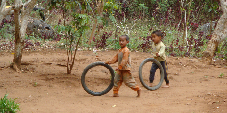 Vieng-Xai-band-spelen-stok-Laos
