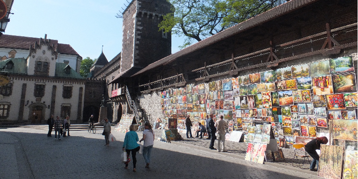 Poort-schilderijen-portretten-stadsmuur-Krakow-Polen