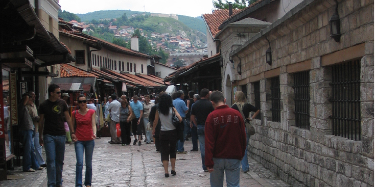 Gazi-Husrev-Beg-moskee-Bascarsija-wijk-Sarajevo-winkelstraat-shoppen-gezellig-binnenstad-Ottomaans-Turks-Bosnië-Herzegovina