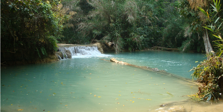 Kuang-Si-waterval-helder-blauw-azuur-water-Laos