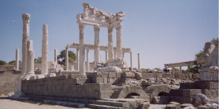 Pergamum-Pergamon-Koninkrijk-Romeins-Columns-pilaren-ruïnes-Turkije-Acropolis-archeologie