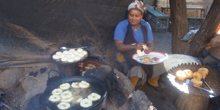 Snacks-lalibela-Ethiopië-frituur-deeg-vrouw-verkoopster-stal