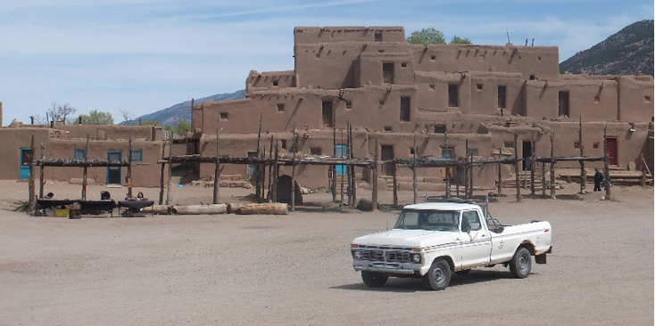 Taos-pueblo-adobe-dorp-trap-leem-Verenigde-Staten