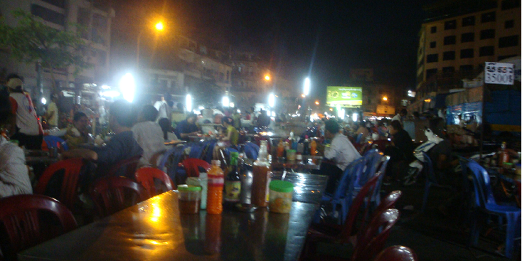 Phnom-Penh-Cambodja-straatleven-eten-op-straat-avond-nacht-donker-avondeten