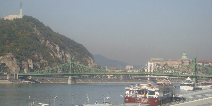 Donau-Szabadsag-hid-groene-brug-rivier-Citadel-brug-boten-Boedapest-Hongarije