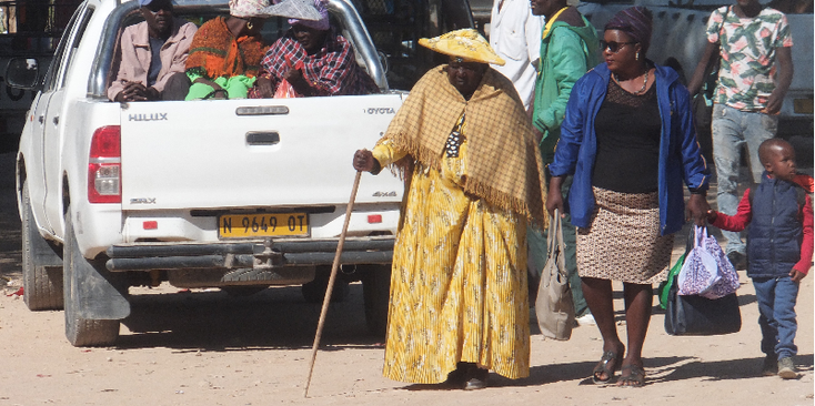 Opuwo-Herrero-stam-Victoriaans-geel-jurk-Namibië